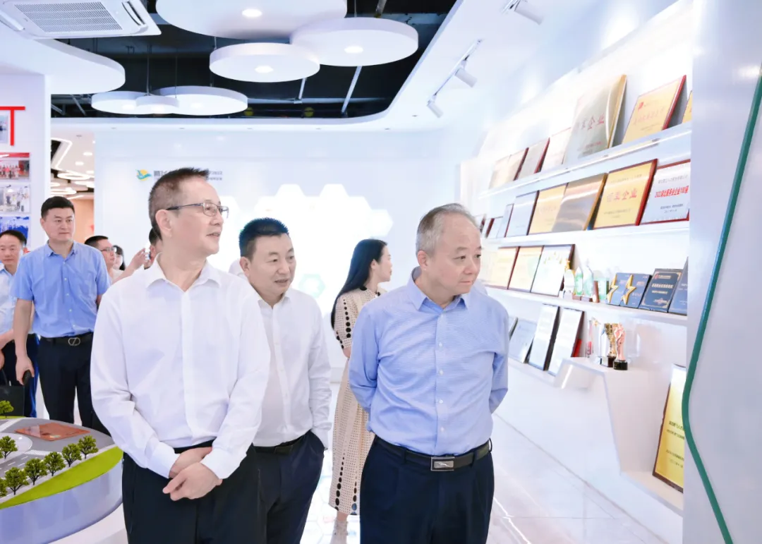 熱烈歡迎省人社廳、市人社局、區(qū)人資局一行領導蒞臨我司調(diào)研指導